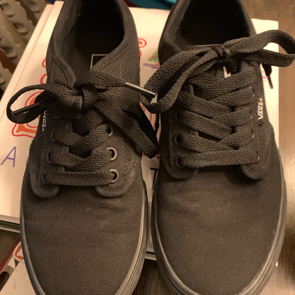 Black Vans tag says men 7